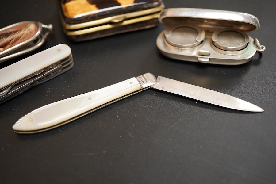 An Edwardian silver sovereign/half sovereign case, William Neale & Sons, Chester, 1906, 61mm, together with a mother of pearl handled silver fruit knife, a tortoiseshell purse and a shell mounted pen knife.